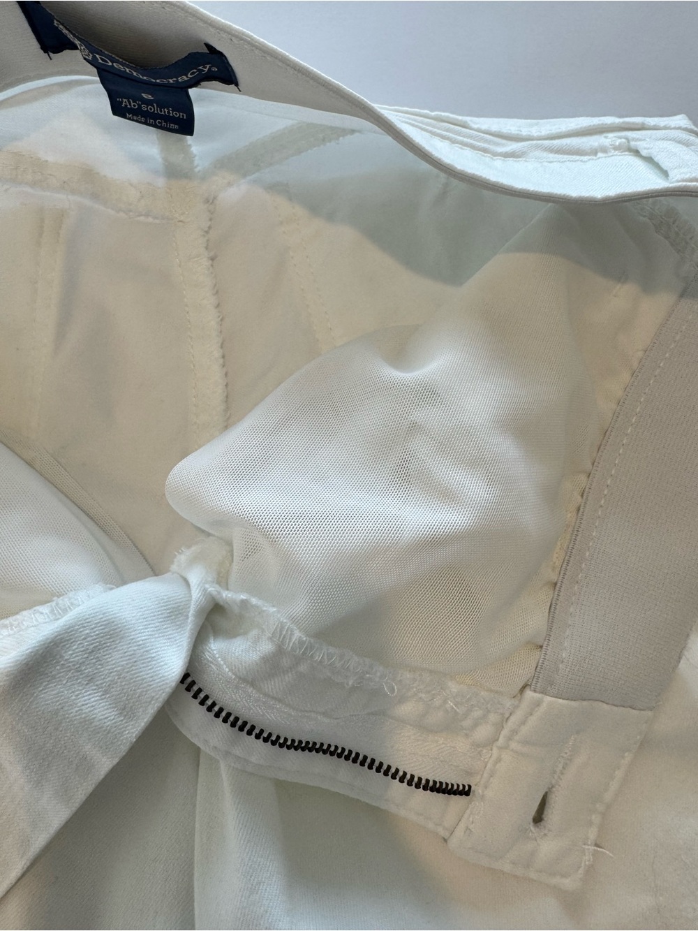 Democracy “Ab”solution White Bermuda Shorts Size 8 NWOT Stretch Mid Rise - Picture 7 of 11